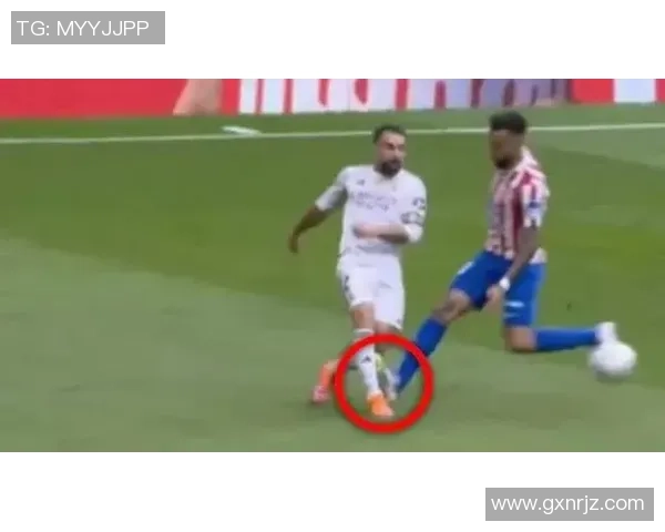 足球明星受伤瞬间吐血 赛场惨状引发球迷广泛关注